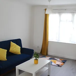  Holiday home Coolfin House-close To Excel, Contractors, Relocators, Paid Parking